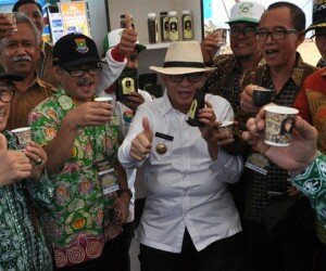 Gubernur Banten, Wahidin Halim pamer kopi jenis robusta dan arabika asal petani Banten.