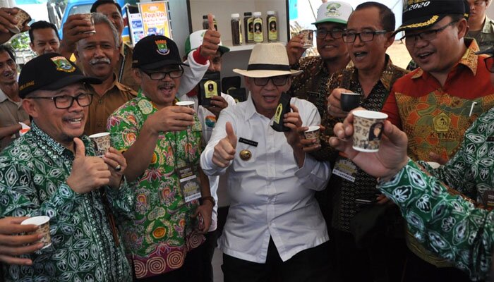 Gubernur Banten, Wahidin Halim pamer kopi jenis robusta dan arabika asal petani Banten.