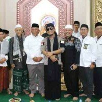 Walikota bersama Gus Miftah dan jamaah dalam Peringatan Maukid Nabi di Masjid adz Dzikra.