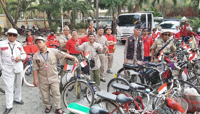 Warga Pademangan, Jakut, ikut menyemarakan Hari Pahlawan dengan mengenakan pakaian layaknya pejuang