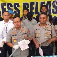 Kapolres Jakarta Utara, Kombes Pol.Budhi Hardi, menunjukan senjata tajam yang digunakan para geng motor. (deny)