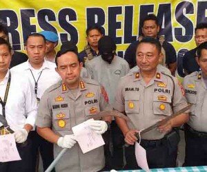 Kapolres Jakarta Utara, Kombes Pol.Budhi Hardi, menunjukan senjata tajam yang digunakan para geng motor. (deny)