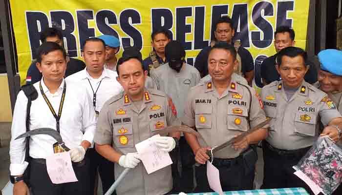 Kapolres Jakarta Utara, Kombes Pol.Budhi Hardi, menunjukan senjata tajam yang digunakan para geng motor. (deny)