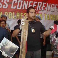 Kasat Reskrim Polres Kota Tangerang AKP Gogo Gelesung menunjukkan barang bukti. (Imam)