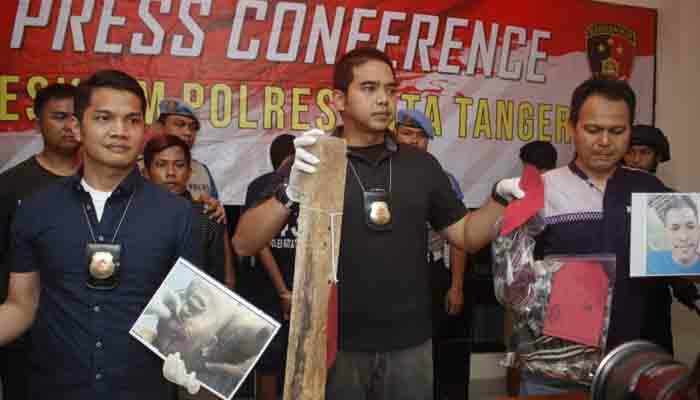 Kasat Reskrim Polres Kota Tangerang AKP Gogo Gelesung menunjukkan barang bukti. (Imam)