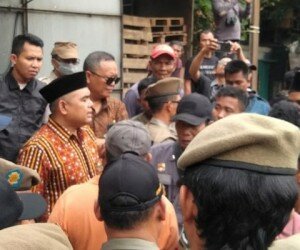 Warga bersitegang dengan Satpol PP saat bangunannya dibongkar. (deny)