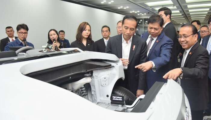 Presiden Jokowi didampingi Menko Perekonomian dan Mensesneg memperhatikan salah satu mobil produk Hyundai saat mengunjungi pabrik mobil Hyundai Motor Company, di Ulsan, Korsel, Selasa (26/11) sore. (Foto: Deny S/Humas) Sumber: https://setkab.go.id/dikunjungi-presiden-jokowi-hyundai-akan-bangun-pabrik-di-indonesia-dengan-investasi-15-miliar-dollar-as.(Humas Setkab)