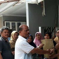 Manajemen provider tower seluler Iqbal saat menyerahkan bantuan dana perbaikan ke salah satu dari lima warga yang rumahnya rusak tertimpa tiang tower. (anton)