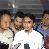 Irvan Noviandana (tengah) melaporkan Sukmawati Soekarnoputri atas dugaan penistaan agama, ke Polda Metro Jaya, pada Senin (18/11/2019). (firdha)