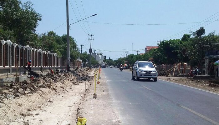 Sejumlah pekerja sedang membuat saluran air pembuang di jalan Gatot Subroto Indramayu. (taryani)