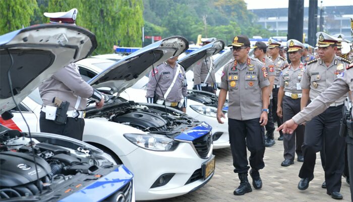 Kakorlantas Irjen Istiono sedang memeriksa kesiapan kendaraan polisi.(adji)