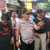 Kapolsek Tambora Kompol Iver Son Manossoh melakukan operasi cipkon di lokasi padat penduduk.