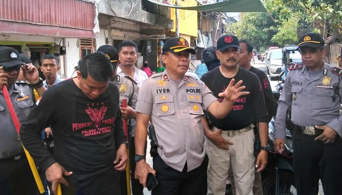 Kapolsek Tambora Kompol Iver Son Manossoh melakukan operasi cipkon di lokasi padat penduduk.