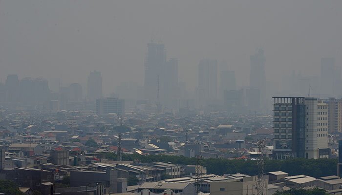 Suasana kota Jakarta yang tertutup kabut asap di kawasan Penjaringan, Jakarta, Sabtu (9/11/2019). (toga)