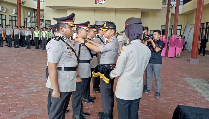 Kapolres Jakpus Kombes Harry Kurniawan melantik Kapolsek dan Kasat Samapta, seeta Kabag Ops. (silaen)