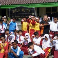 Para pelajar foto bersama sambil menunjukkan KIA. (wandi)