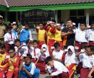 Para pelajar foto bersama sambil menunjukkan KIA. (wandi)