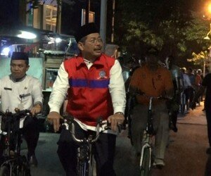 Walikota bersama warga bersepeda keliling kampung. (wandi)