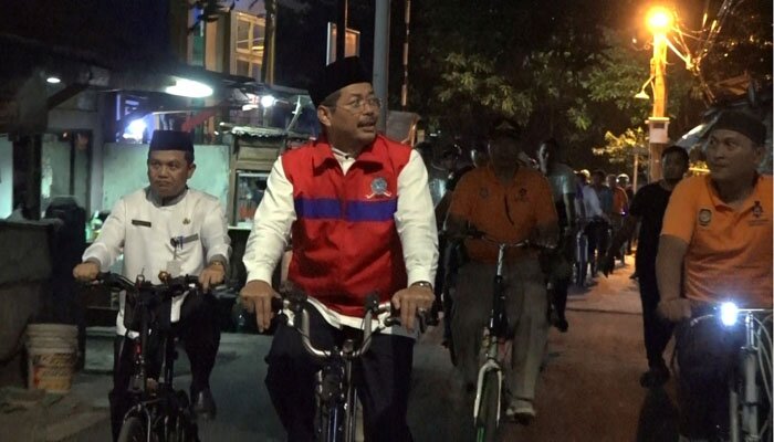 Walikota bersama warga bersepeda keliling kampung. (wandi)
