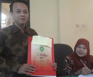 Staf pegawai PA Cibadak memperlihatkan berkas perceraian . (sule)