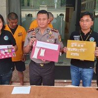 Kapolrestro Depok AKBP Azis didampingi Kasat Narkoba Kompol Indra Tarigan dan Wakasat Narkoba AKP Leni menunjukan barang bukti sabu. (angga)