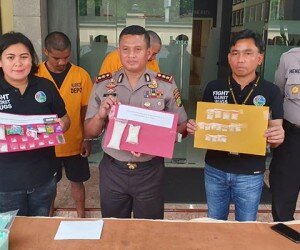Kapolrestro Depok AKBP Azis didampingi Kasat Narkoba Kompol Indra Tarigan dan Wakasat Narkoba AKP Leni menunjukan barang bukti sabu. (angga)