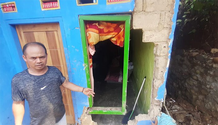 Dua rumah dan motor jebol diterjang longsor di Parakansalak, Sukabumi..(haryono)