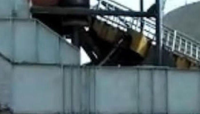 Jembatan yang rusak akibat di hantam Ferry.