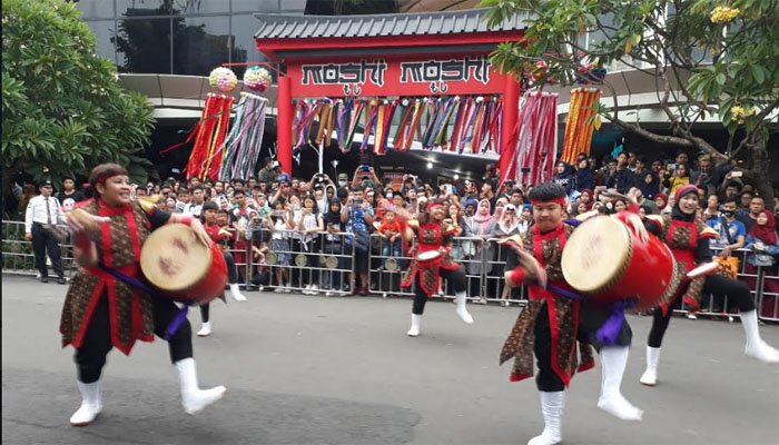 Tarian dan seni beladiri Jepang saat menghibur pengunjug sebagai awal dimualinay Parade di Summarecon Mall Bekasi. (lina)