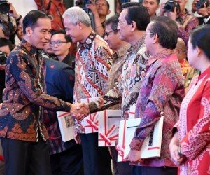 Presiden Jokowi saat menyerahkan Daftar Isian Pelaksanaan Anggaran (DIPA), di Istana Negara, Jakarta. (ist)