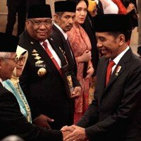 Presiden Jokowi memberikan ucapan selamat usai memberikan anugerah gelar pahlawan di Istana Negara, Jakarta, Jumat (8/11). (setkab.go.id).