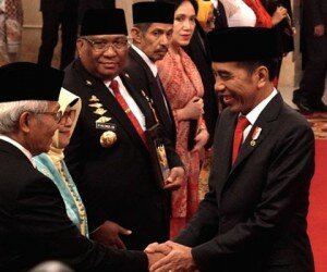 Presiden Jokowi memberikan ucapan selamat usai memberikan anugerah gelar pahlawan di Istana Negara, Jakarta, Jumat (8/11). (setkab.go.id).
