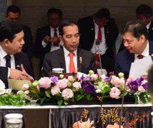 Presiden Jokowi saat bertemu para CEO perusahaan Korea Selatan di sela acara KTT ASEAN - RoK. (ist)