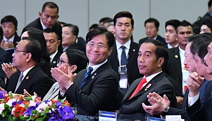 Presiden Jokowi saat menghadiri forum ASEAN-Republic of Korea (RoK) CEO Summit yang dihelat di Busan Exhibition and Convention Center (BEXCO), Senin (25/11/2019). (ist)
