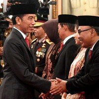 Presiden Jokowi saat melantik anggota Komisi Kejaksaan di Istana Negara, Jakarta (ist)