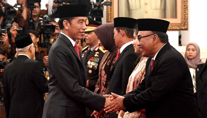 Presiden Jokowi saat melantik anggota Komisi Kejaksaan di Istana Negara, Jakarta (ist)