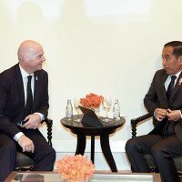 Presiden Jokowi saat bertemu Presiden FIFA Gianni Infantino, di Bangkok, Jumat (2/11/2019).