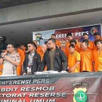 Kabid Humas Polda Metro Jaya Kombes Yusri Yunus, menunjukkan para penjudi koprok berikut bandarnya.