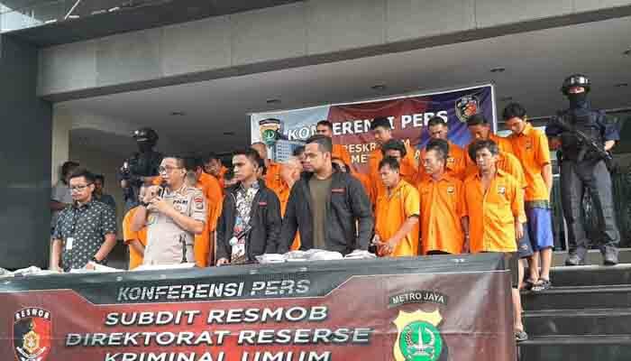 Kabid Humas Polda Metro Jaya Kombes Yusri Yunus, menunjukkan para penjudi koprok berikut bandarnya.