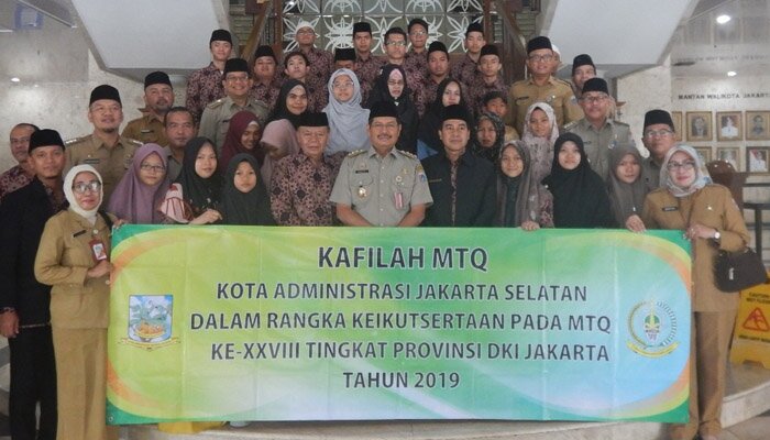 Walikota Jaksel melepas peserta MTQ yang akan bertanding. (wandi)