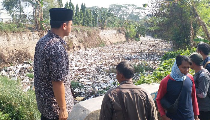 Camat Tambun Selatan, saat meninjau Kali Jambe di Kelurahan Jatimulya. (saban)