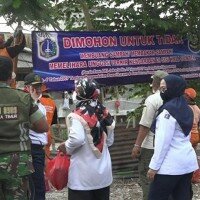 penertiban lapak dan bangunan liar di sepanjang bantaran kali Sunter, Pulugadung. (Ifand)