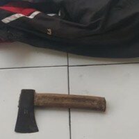 Kampak dan jaket pria yang masuk kantor polisi dengan menyembunyikan senjata api itu di balik jaketnya.