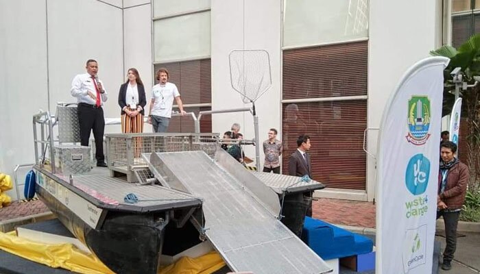 Kapal pembersih sungai yang siap memantau Kali Bekasi. (saban)