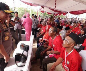 Kapolda Kepualauan Riau (Kepri) Irjen Pol Andhap Budi Revianto menyapa pasien katarak saat pengobatan gratis di RS Bhayangkara Polda Kepri. (ist)