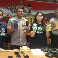 Kapolrestro Depok AKBP Azis dengan manajemen Gojek dan anggota memegang HP digunakan untuk order pelaku. (Angga)