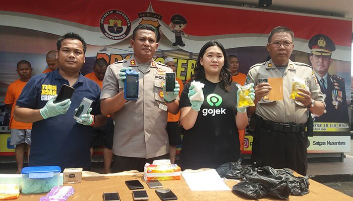 Kapolrestro Depok AKBP Azis dengan manajemen Gojek dan anggota memegang HP digunakan untuk order pelaku. (Angga)