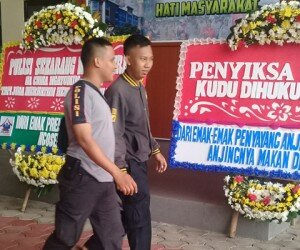 Puluhan karangan papan bunga dari pencinta hewan tiba di Polres Jakpus apresiasi kinerja polisi.(silaen)