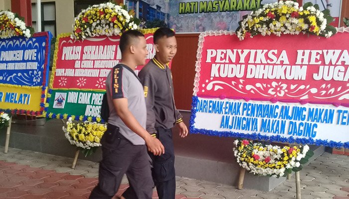 Puluhan karangan papan bunga dari pencinta hewan tiba di Polres Jakpus apresiasi kinerja polisi.(silaen)
