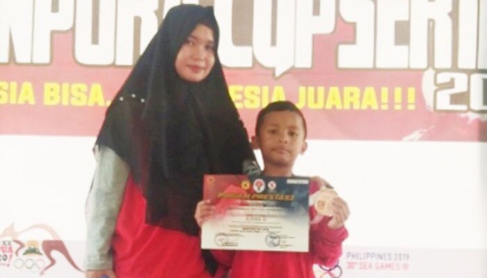 Karateka cilik Muhammad Briyan Permana bersama bundanya, Erta Maulina.(ist)